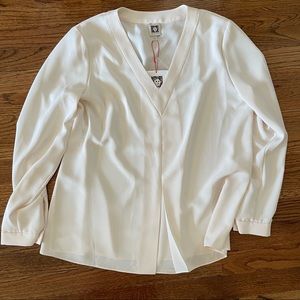 NWT Anne Klein vneck blouse